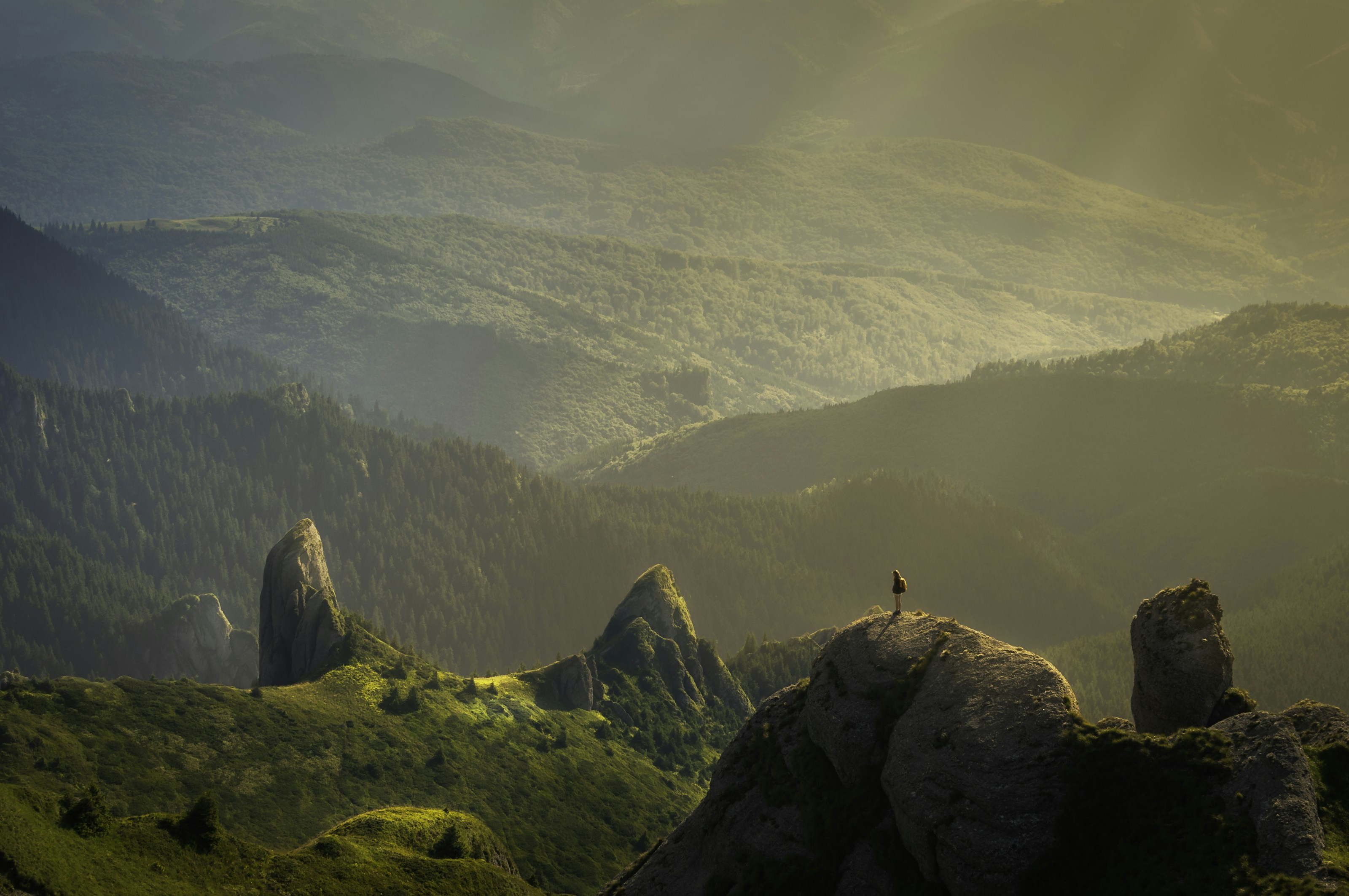 Weite Berglandschaft im warmen, tief stehenden Licht — ruhig und klar